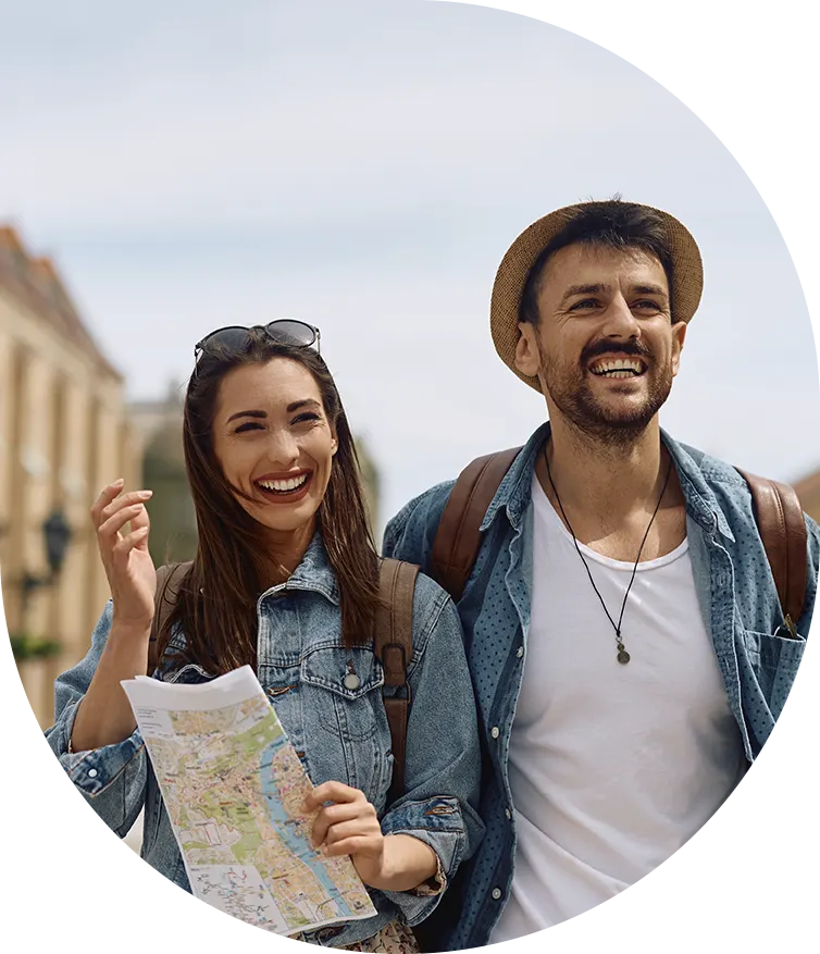 Pareja de viajeros puertorriqueños con seguro de viaje internacional