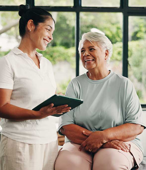 Persona mayor de 65 años informándose sobre Medicare Advantage MCS Classicare en Puerto Rico