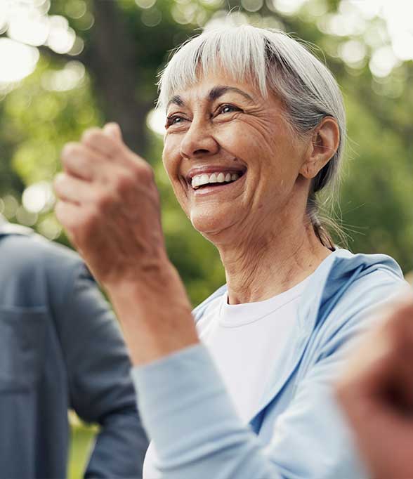 Pareja de adultos mayores comparando Medicare Original y MCS Classicare en Puerto Rico