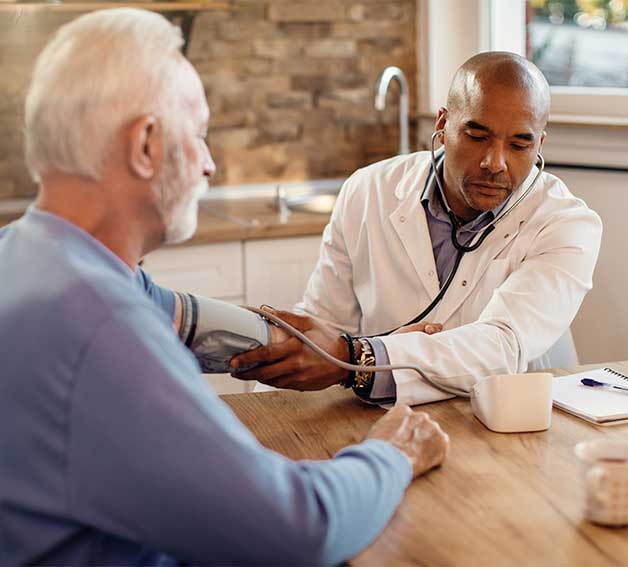 Doctor atendiendo a persona mayor con su plan Medicare advantage
