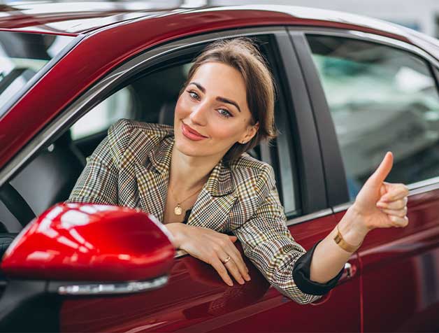 Conductor sonriente recibiendo cobertura de seguro de auto Mapfre y Universal en Puerto Rico