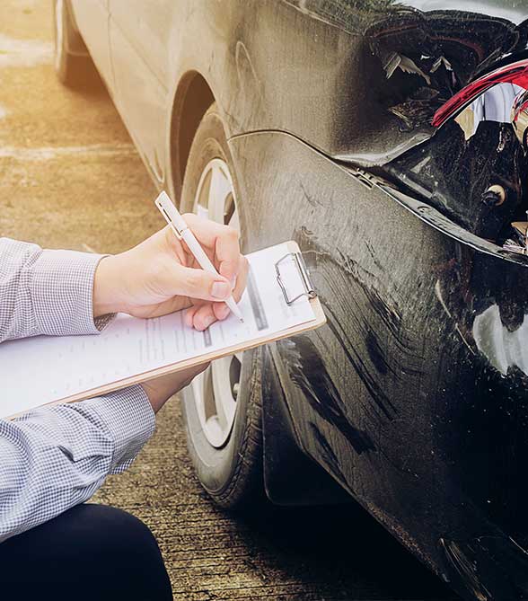 Persona firmando su póliza de seguro de auto en Puerto Rico